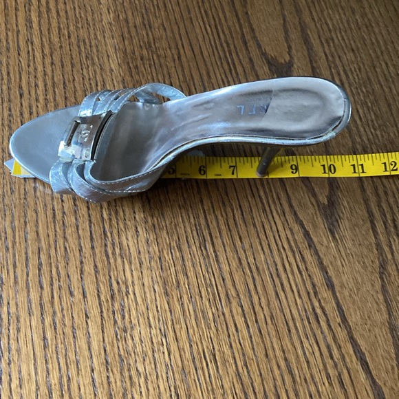 VINTAGE SILVER  HEELS . Approx size 9-10 . - Picture 15 of 16